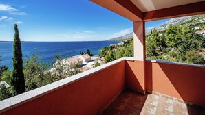 A balcony with a view of the sea and surrounding greenery. - Apartment in Starigrad near the Sea (Starigrad Paklenica)