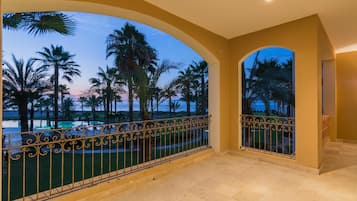 Condo Deluxe, 1 habitación, vista al océano, junto a la alberca | Balcón