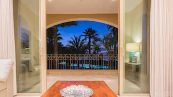 Condo Deluxe, 1 habitación, vista al océano, junto a la alberca | Balcón