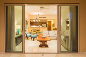 Deluxe Condo, 1 Bedroom, Ocean View, Poolside | Living area
