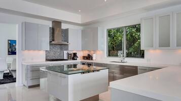 Luxury Villa, 6 Bedrooms | Private kitchen | Fridge, microwave, coffee/tea maker