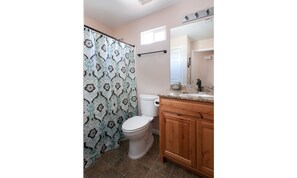 House, 3 Bedrooms | Bathroom | Separate tub and shower - Gateway to Zion (La Verkin)