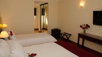 Minibar, caja de seguridad en la habitación y escritorio