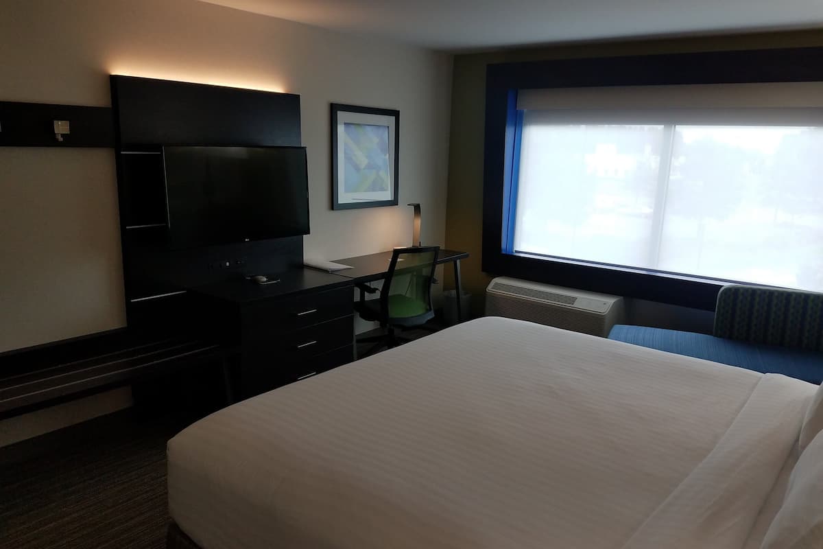 standard room, 1 king bed, microwave (mini fridge) | pillow-top beds, desk, iron/ironing board, free cots/infant beds