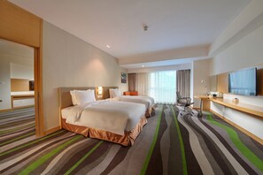 Minibar, in-room safe, desk, soundproofing - Holiday Inn Express Tangshan Downtown by IHG (Tangshan)