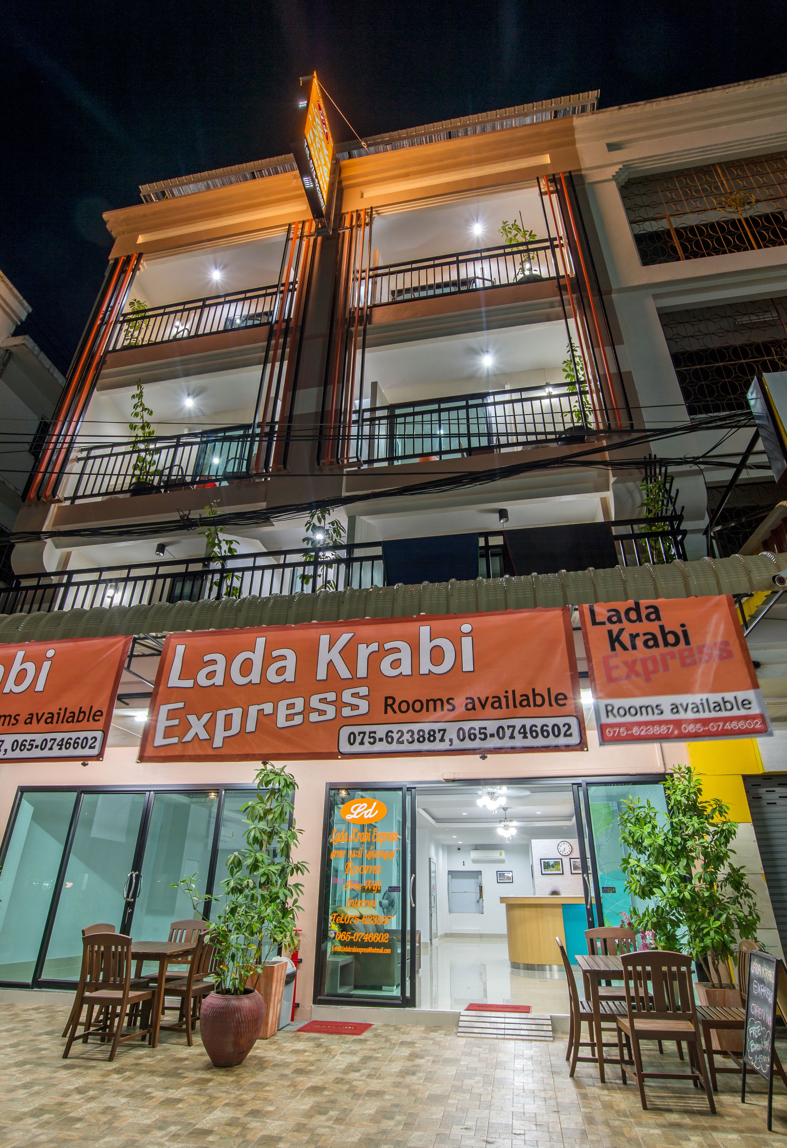 Bagian depan properti - sore/malam