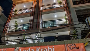Depan hartanah - siang/malam