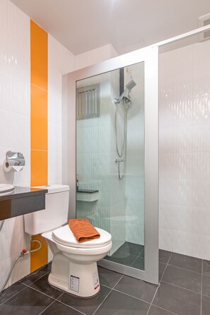 Superior Double Room  | Badeværelse | Bruser, brusehoved med spredningseffekt, gratis toiletartikler