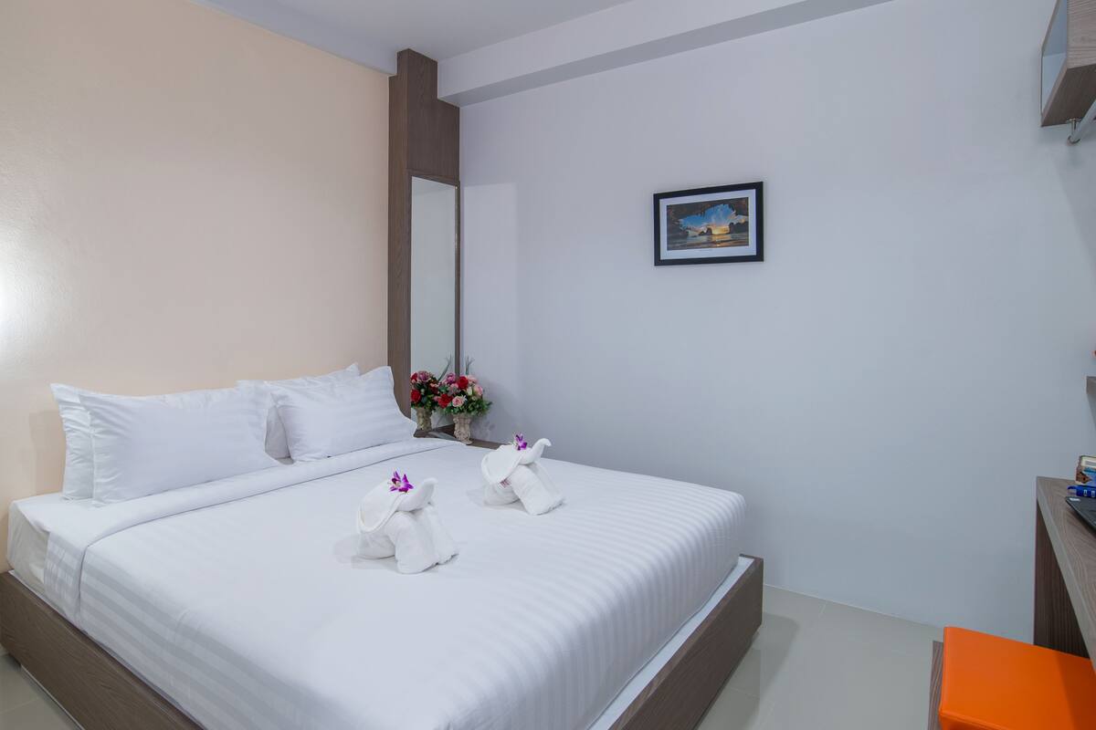 Standard Double Room No Window | 객실 내 금고, 책상, 암막 커튼, 무료 WiFi