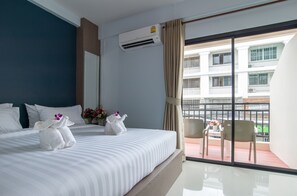 Deluxe Double Room with Balcony | 客房內保險箱、書桌、遮光布/窗簾、免費無線上網
