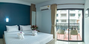 Deluxe Double Room with Balcony | Zimmersafe, Schreibtisch, Verdunkelungsvorhänge, kostenloses WLAN