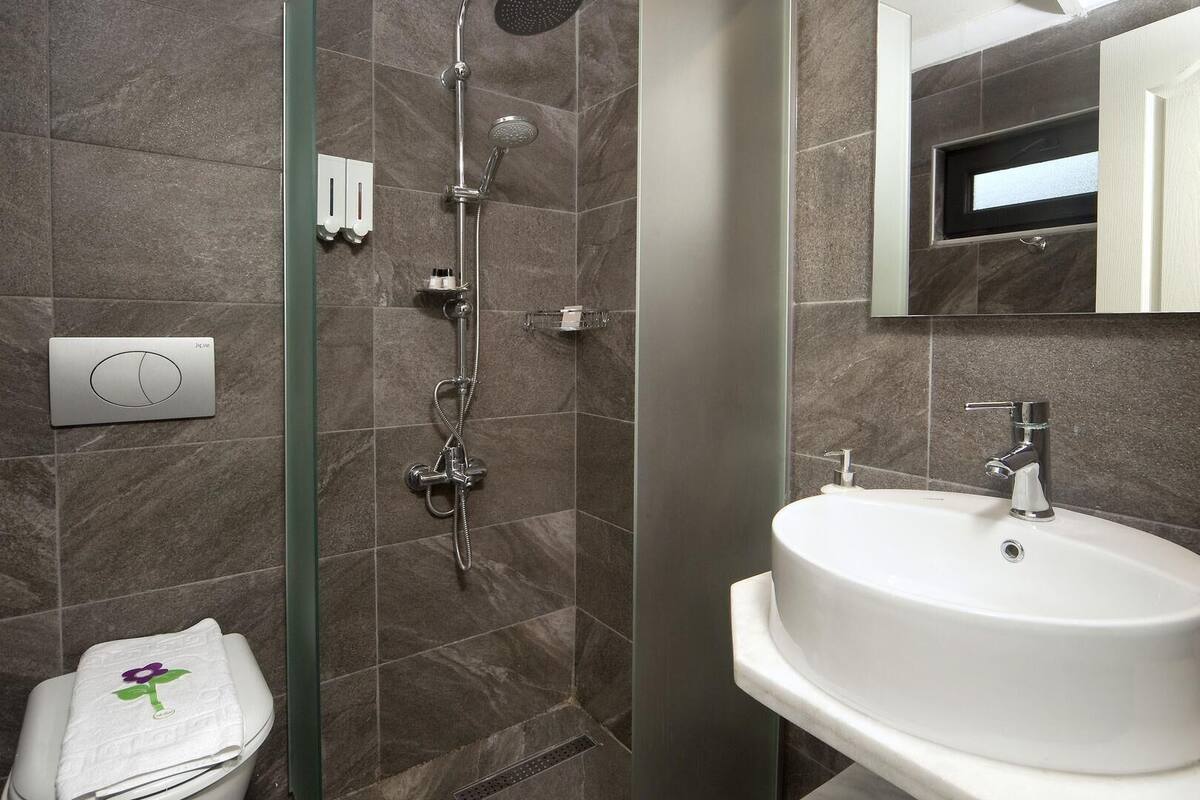 shower, rainfall showerhead, free toiletries, hair dryer