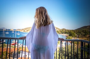 迷你吧、客房内保险箱、办公桌、免费 WiFi