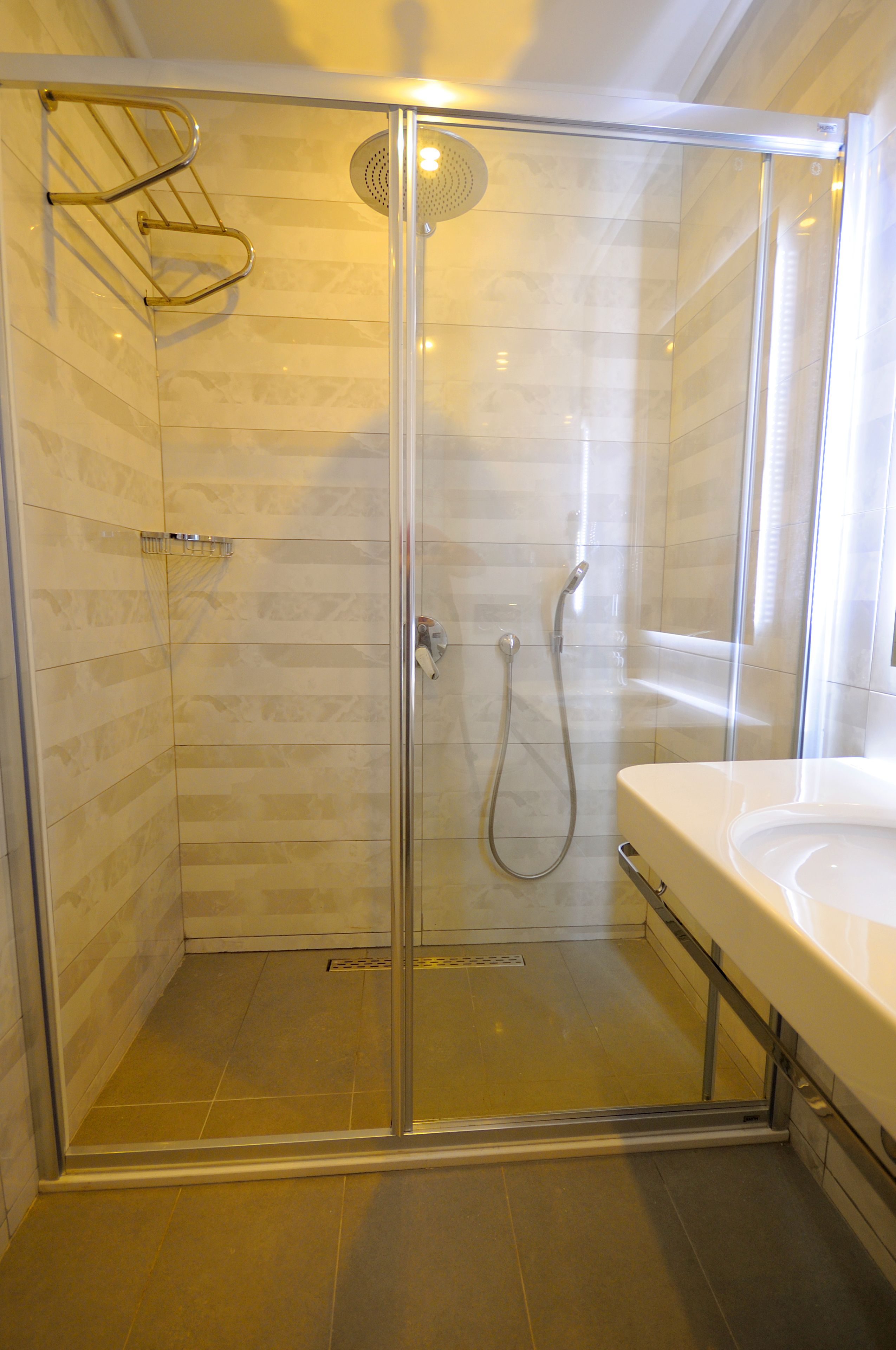 triple room, sea view | bathroom | shower, rainfall showerhead, hair dryer, slippers