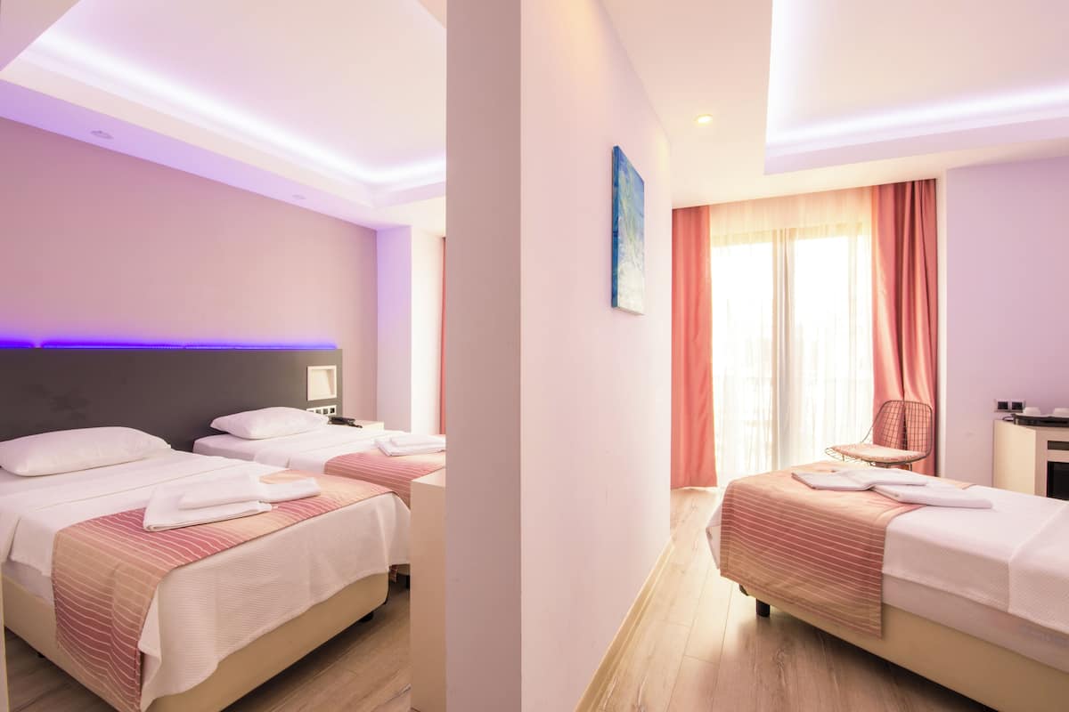 Phòng 3 | Minibar, két bảo mật tại phòng, bàn
