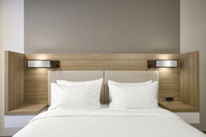 Schreibtisch, laptopgeeigneter Arbeitsplatz, Bügeleisen/Bügelbrett