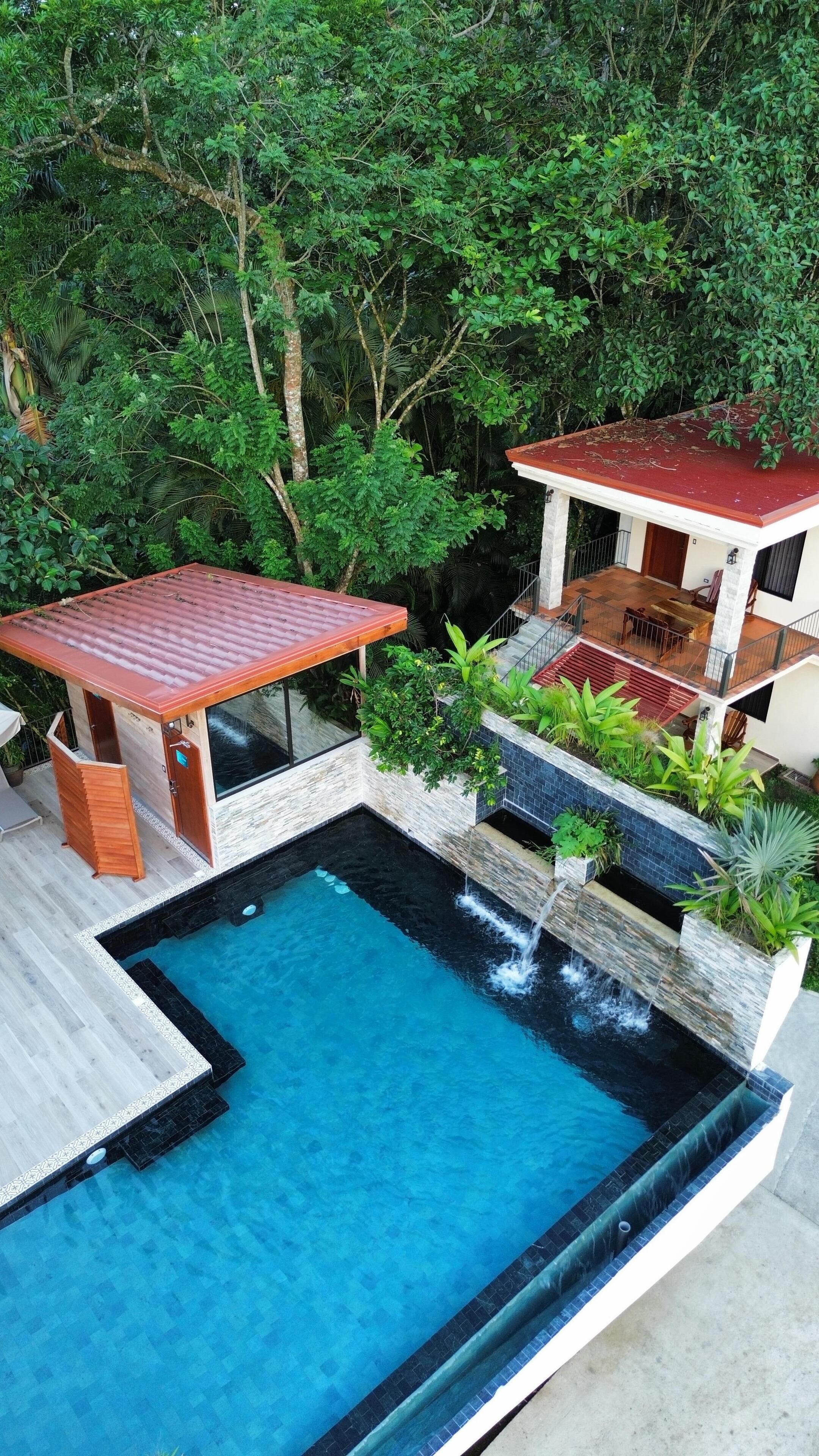 5 albercas al aire libre, sombrillas en la alberca y camastros 