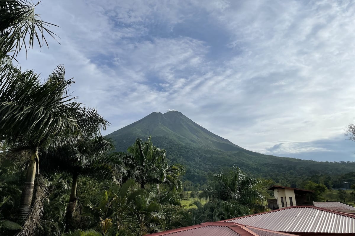 Une montagne, un ciel dégagé et une végétation luxuriante.