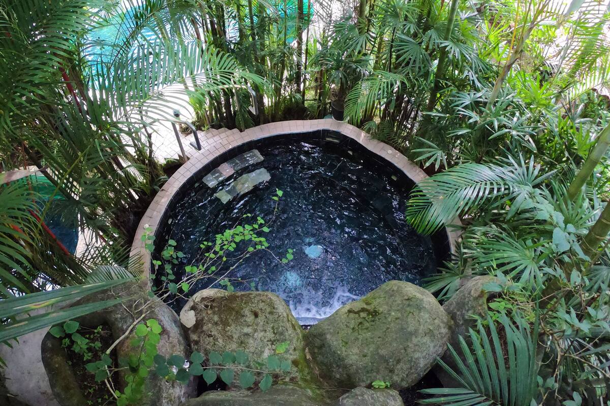 5 outdoor pools, pool umbrellas, pool loungers