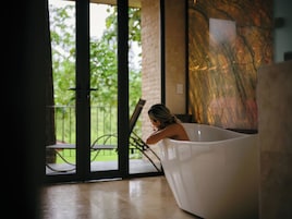 SELVA Signature Villa, Volcano View | 浴室 | 淋浴设施、大花洒淋浴喷头、免费洗浴用品、吹风机