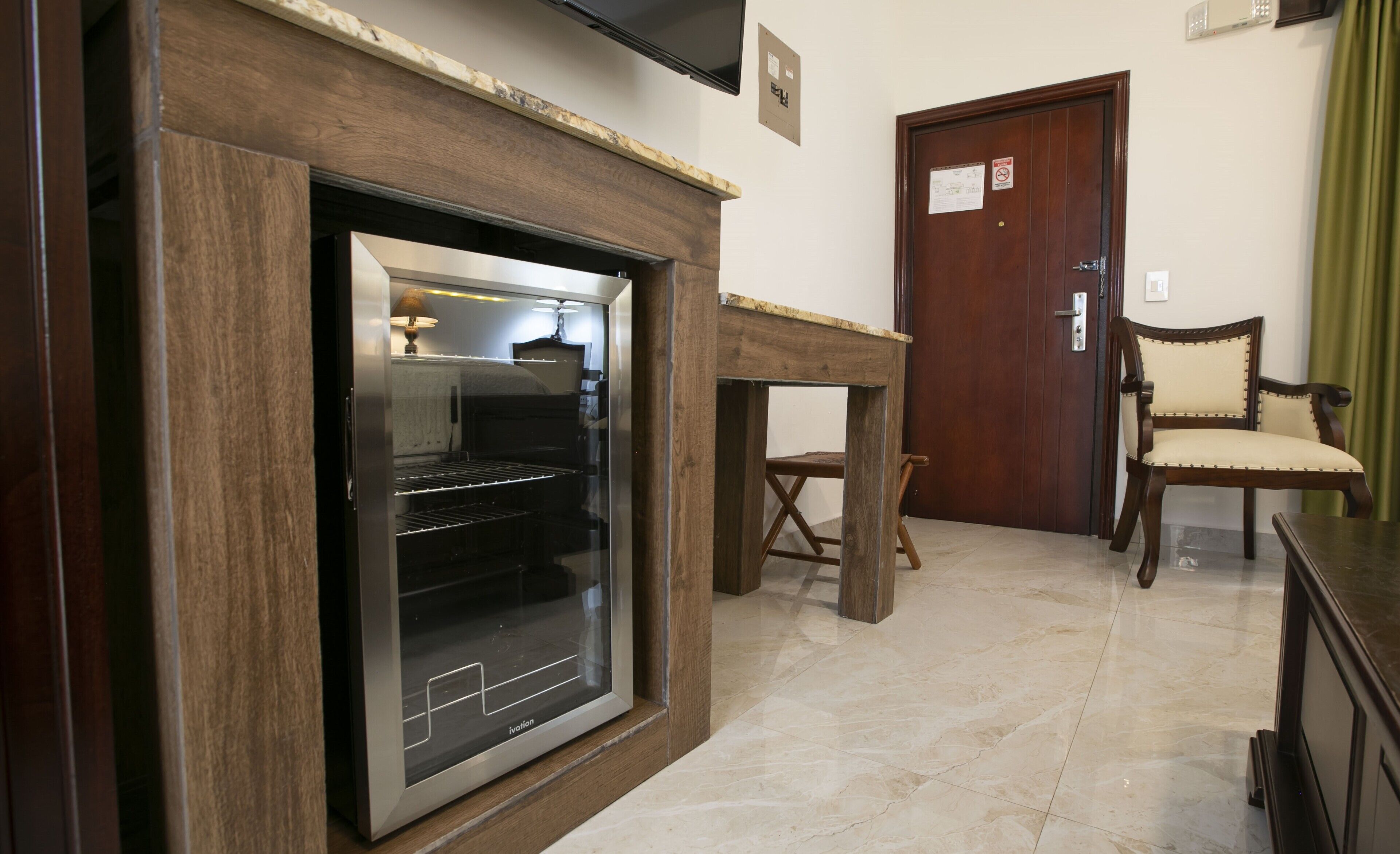 deluxe suite, 1 king bed, garden view | mini fridge