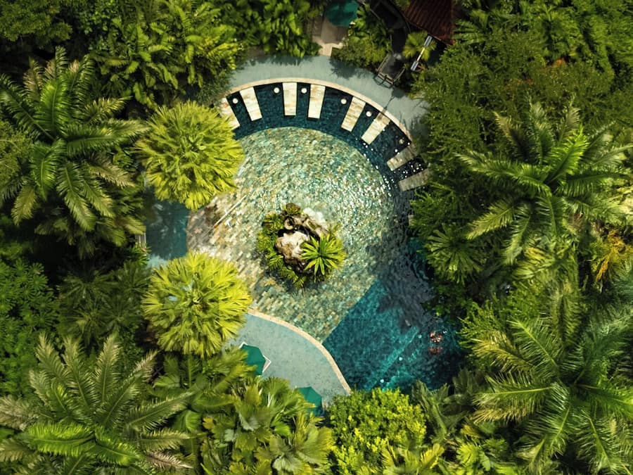 5 ulkouima-allasta, aurinkovarjoja, aurinkotuoleja