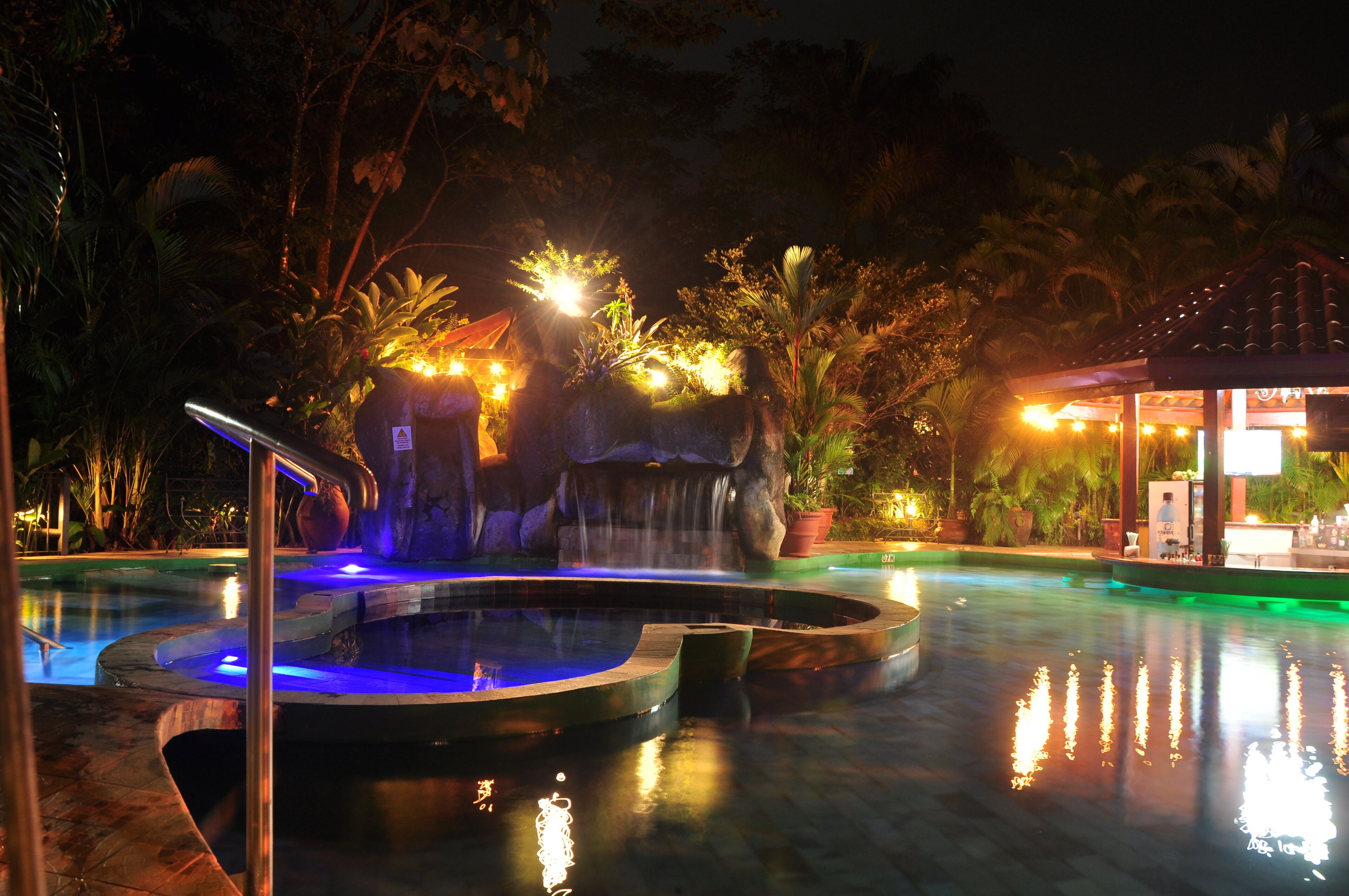 5 สระว่ายน้ำกลางแจ้ง, ร่มริมสระว่ายน้ำ, เก้าอี้อาบแดดริมสระ