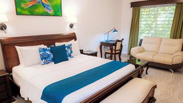 Junior suite, bad, uitzicht op tuin | 1 slaapkamer, pillowtop-bedden, een kluis op de kamer, een bureau