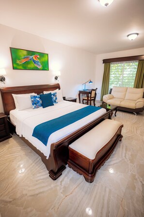 Junior-sviitti, kylpyamme, näköala puutarhaan | 1 makuuhuone, pillowtop-patjalliset sängyt, tallelokero huoneessa