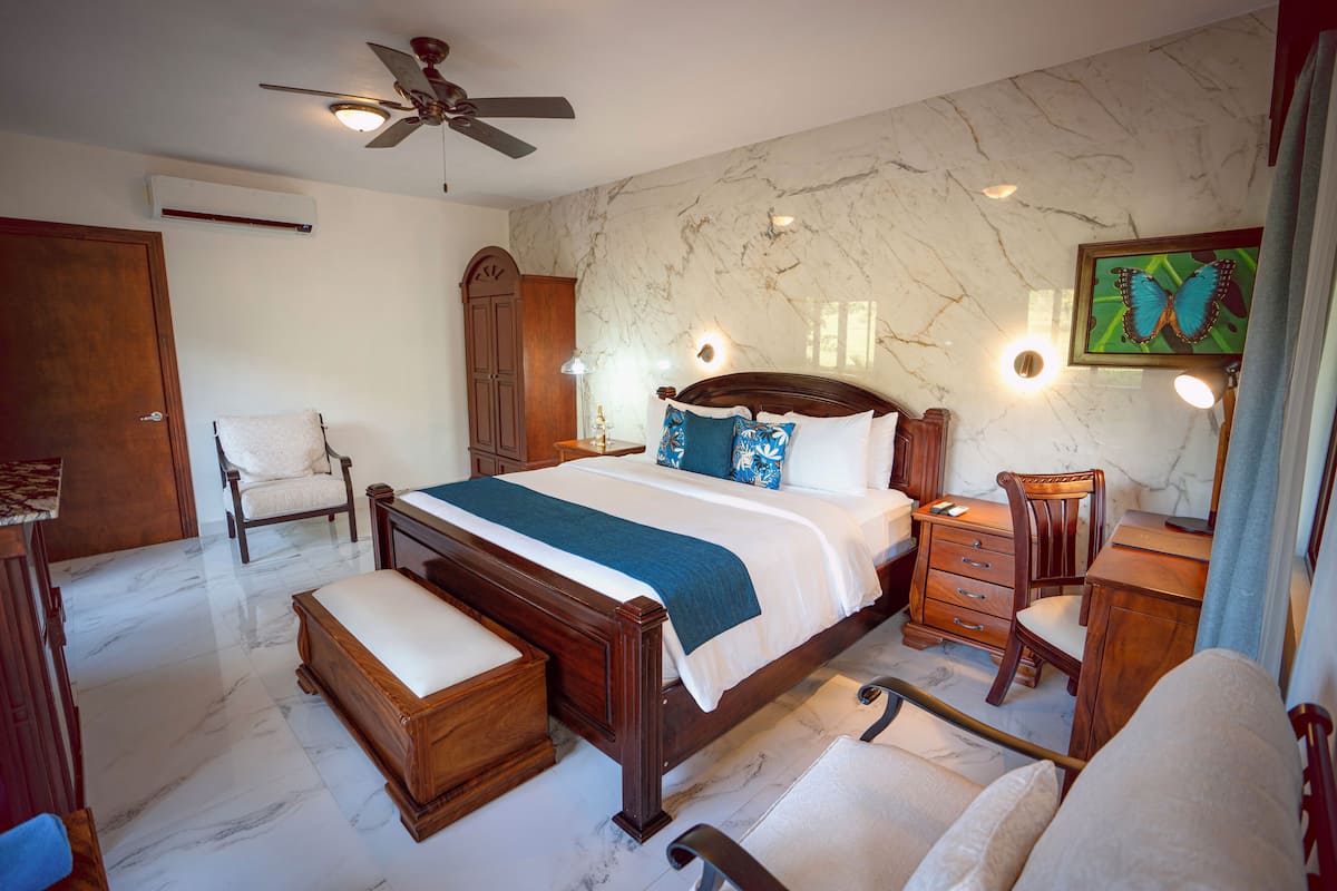 VERANERA Romantic Suite, 1 King Bed, Jetted Tub, Garden Area | 1 dormitorio, colchones con acolchado adicional, caja fuerte