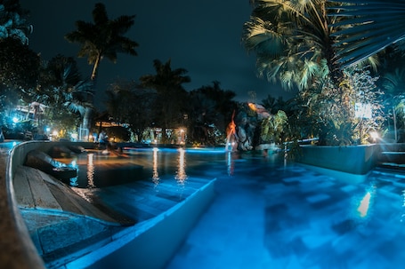 5 piscinas al aire libre, sombrillas, sillones reclinables de piscina