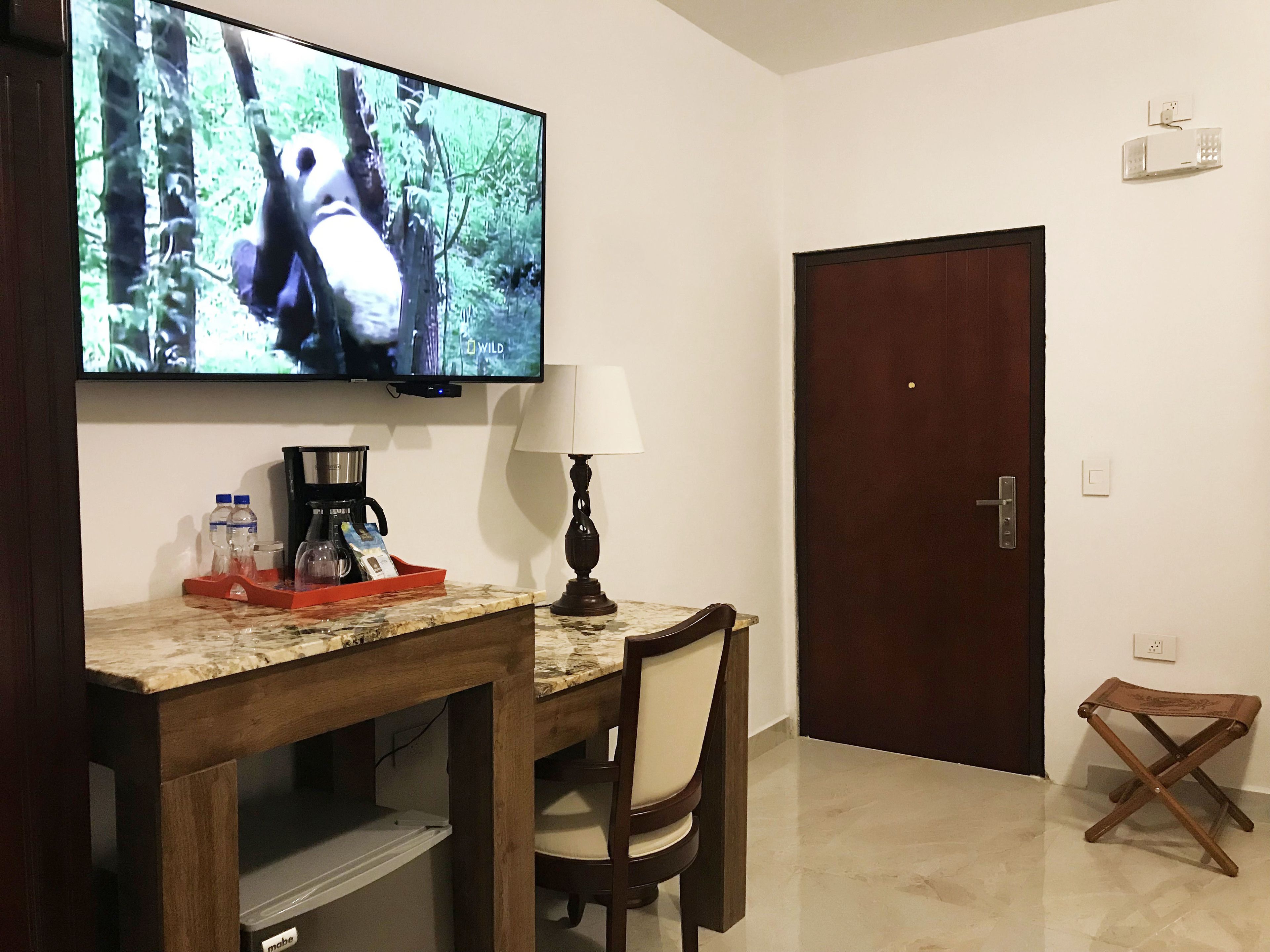 deluxe suite, 1 king bed, garden view | television