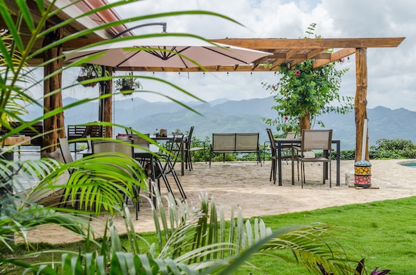 Lobby sitting area - Hotel Peace & Lodge (Puerto Carrillo)