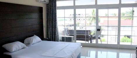 Executive Suite | Desk, soundproofing, free WiFi