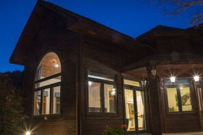 Ropa de cama de alta calidad, cortinas blackout y cunas gratuitas 