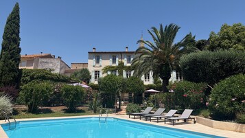 Piscine extérieure, chaises longues