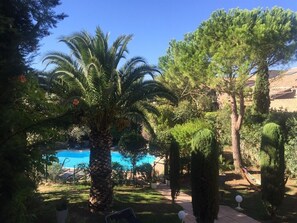 Outdoor pool, pool loungers - Le Jardin D'homps (Homps)