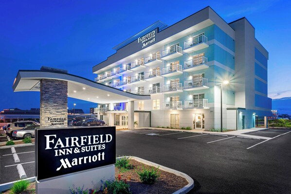 Un hôtel Fairfield Inn & Suites Marriott au design moderne, doté de nombreux balcons et d’une entrée bien éclairée.