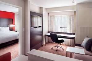 In-room safe, desk, laptop workspace, iron/ironing board - Residence Inn by Marriott Columbus OSU (Columbus)