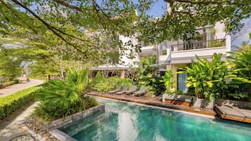 Utomhuspool och solstolar