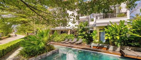 Outdoor pool, sun loungers