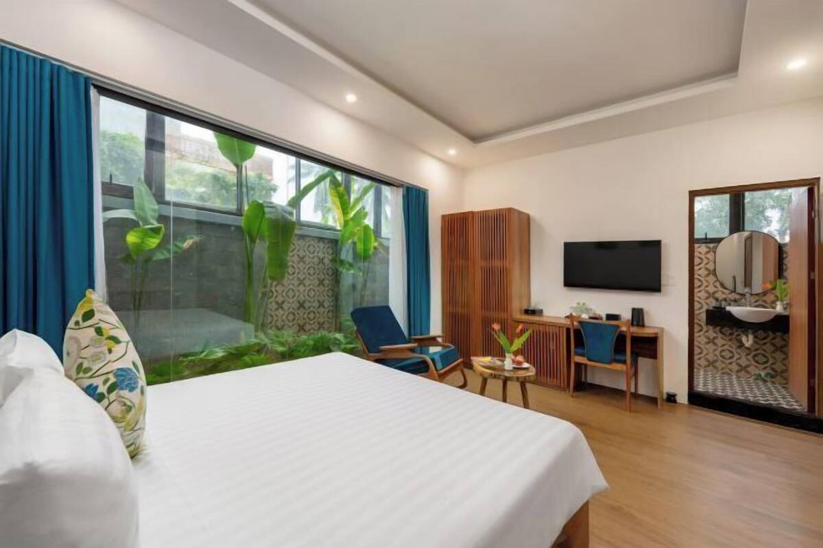 Minibar, escritorio, espacio para trabajar con un portátil