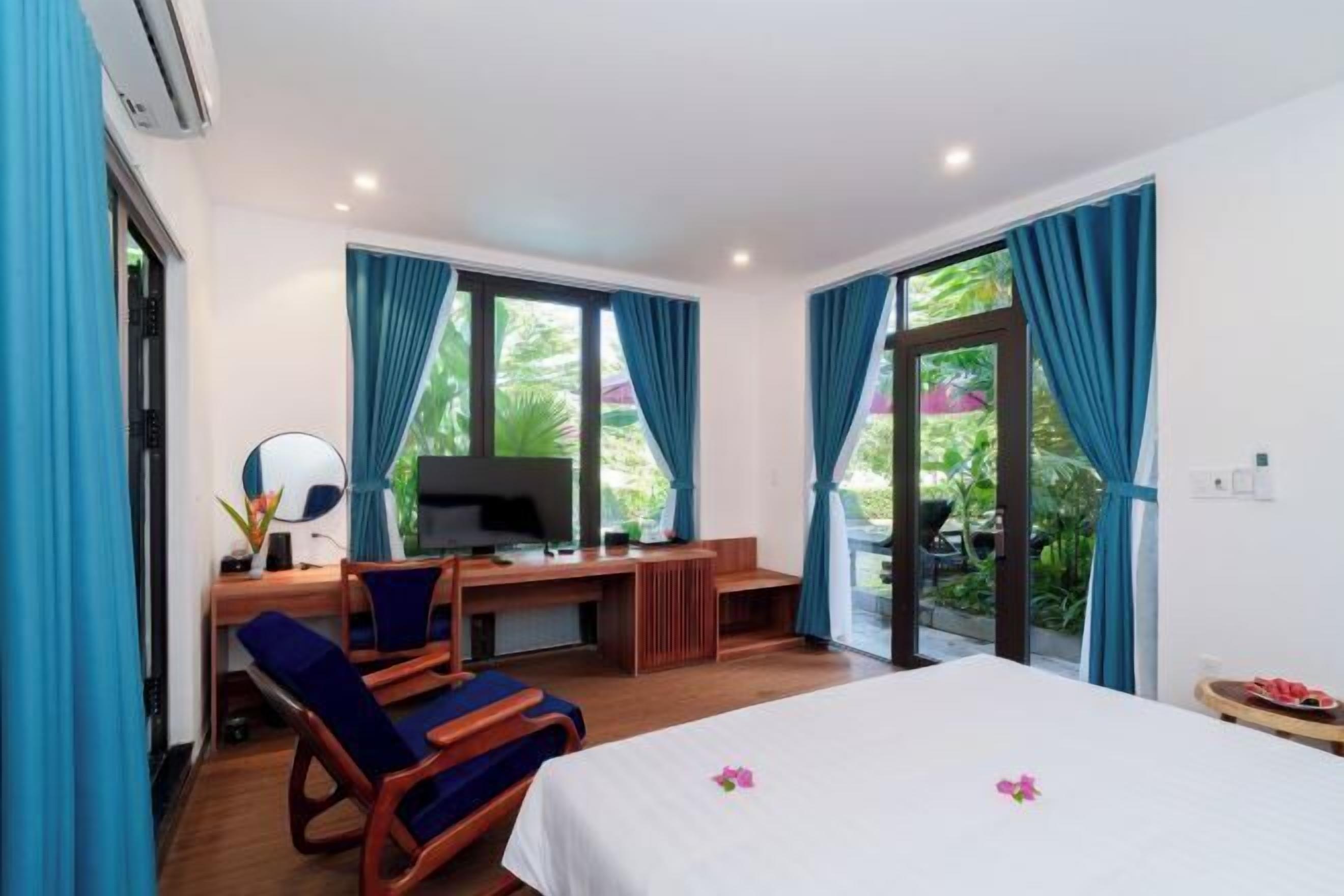 Minibar, bureau, espace de travail pour ordinateur portable