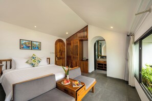 King Room with lake view | 迷你吧、办公桌、笔记本电脑工作区、免费婴儿床