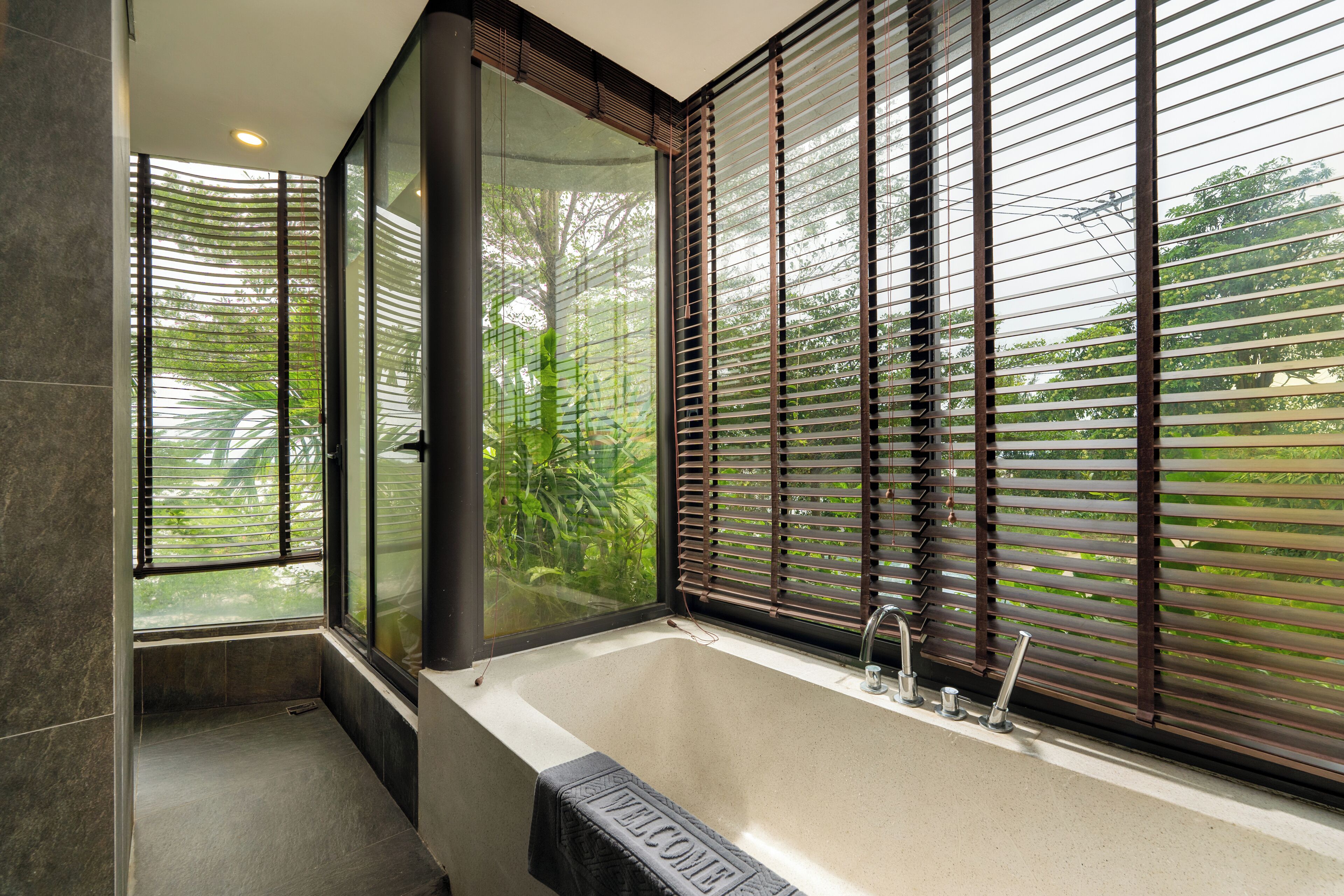 Suite With River View | Badezimmer