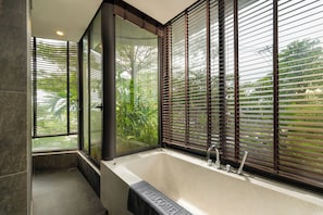 Suite With River View | Badrum | Gratis toalettartiklar, hårtork, badrock och tofflor