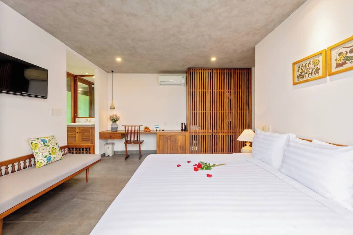 Suite With River View | Minibar, Schreibtisch, laptopgeeigneter Arbeitsplatz, kostenloses WLAN