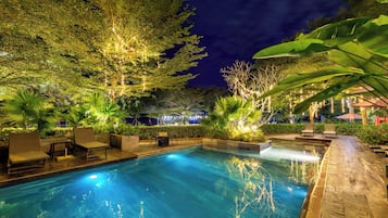 Utomhuspool och solstolar