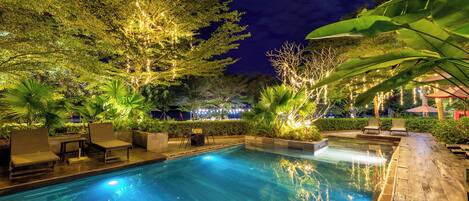 Outdoor pool, sun loungers