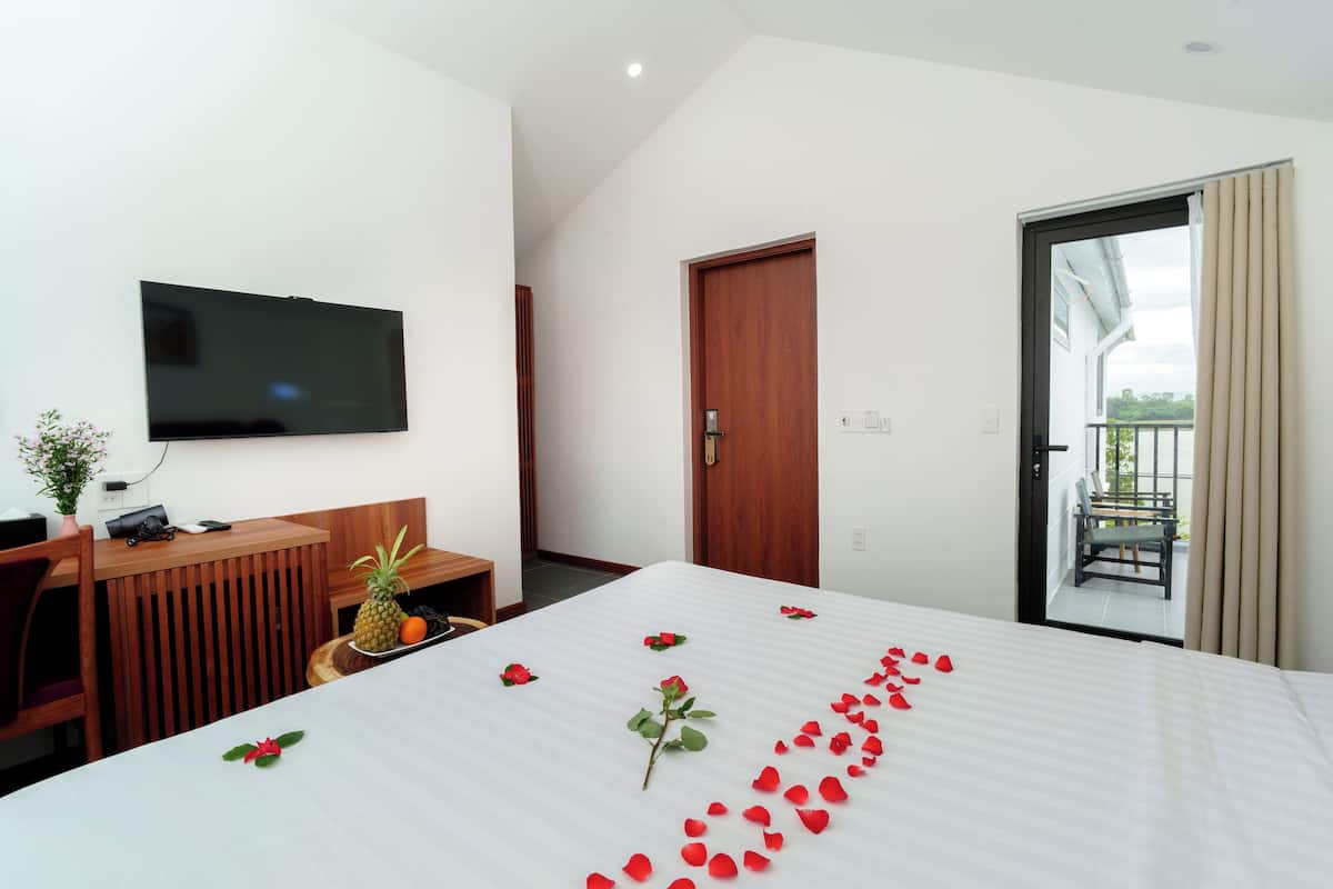 Doppelzimmer, Poolblick | Minibar, Schreibtisch, laptopgeeigneter Arbeitsplatz, kostenloses WLAN